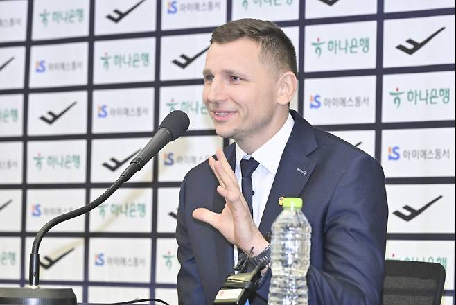 16일 오전 한국프레스센터 기자회견장에서 열린 '남자농구 국가대표팀 니콜라이스 마줄스 감독 취임' 공식 기자회견에서 니콜라이스 마줄스 감독이 기자 질의에 답변하고 있다. 사진=대한민국농구협회