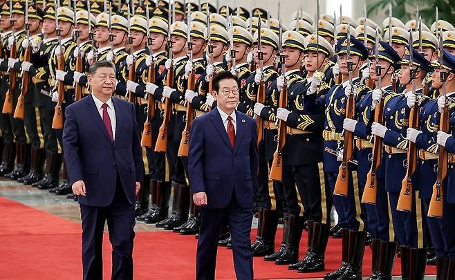 이재명 대통령과 시진핑 중국 국가주석이 지난 5일 베이징 인민대회당에서 열린 이 대통령 공식환영식에서 의장대를 사열하고 있다. 2026.1.5 [사진=연합뉴스]