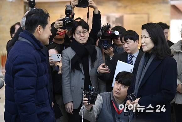 통일교 및 공천뇌물 특검 수용 촉구 단식 농성 중인 장동혁 국민의힘 대표가 16일 서울 여의도 국회 로텐더홀에서 이진숙 전 방송통신위원장과 대화를 나누고 있다. [사진=곽영래 기자]