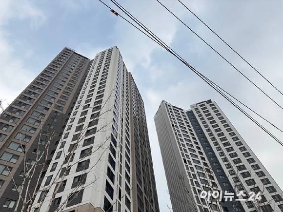 서울 성북구 장위10구역 재개발 현장 앞에 위치한 장위자이레디언트. [사진=김민지 기자]