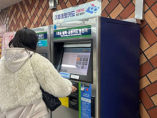 외국인은 기존 현금 전용 키오스크를 찾는 경우가 많았다 / 출처=IT동아