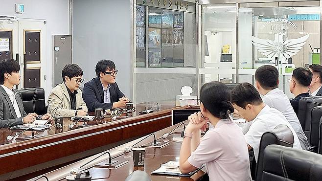 국방부 관계자들과 강원경찰청 관계자들이 국방부에서 만나 노쇼 사기 예방 방안 마련을 위한 회의를 진행하는 모습. 사진 강원경찰청