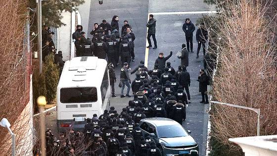 지난해 1월 15일 용산구 한남동 대통령 관저에서 고위공직자범죄수사처(공수처)와 경찰이 경호처 저항 없이 윤석열 대통령에 대한 2차 체포영장 집행을 나서고 있다.연합뉴스