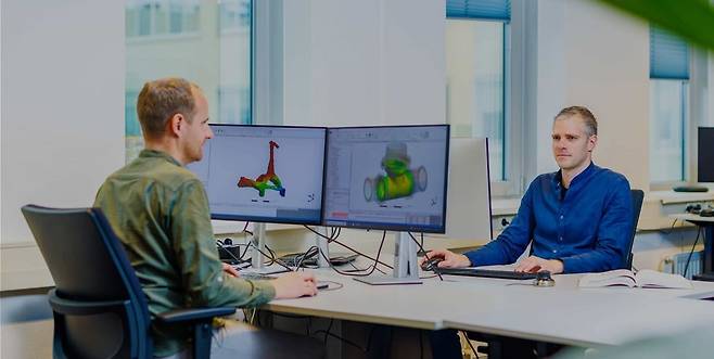 뎀콘 엔지니어들이 구조·열·유동 해석 결과를 기반으로 시뮬레이션 중심(Simulation-driven) 제품 설계를 수행하고 있다. / 사진=뎀콘