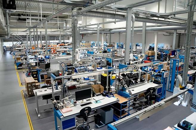 뎀콘의 하이테크 시스템 조립·생산 라인 전경. 다품종 소량 생산에 최적화된 모듈형 작업대와 테스트 설비가 갖춰져 있다. 연구·개발 단계에서 완성된 컨셉을 실제 양산 가능한 제품으로 전환하는 컨트랙트 제조·시스템 통합 역량을 보여주는 공간이다. / 사진=뎀콘