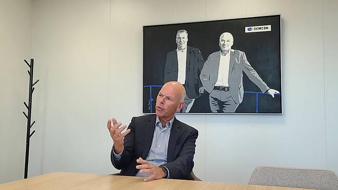 에릭 슬라크호르스트 뎀콘 하이테크 부문 부사장이 한국경제신문과 인터뷰를 하고 있다. 액자 속 인물은 데니스 스히퍼(좌)와 헤라르트 푸트(우) 뎀콘 공동 설립자다. / 엔스헤데=강경주 기자