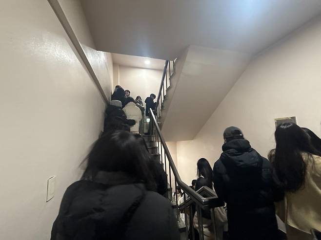 경기도 안양시의 한 상가 건물 계단에 두바이 쫀득 쿠키를 사기 위해 줄을 서있다. /사진=배현의 인턴기자