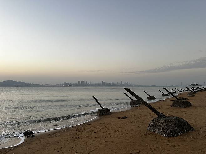 대만 최전방 도시인 진먼의 한 해변에 적군의 상륙을 방지하기 위한 쇠말뚝(용치)가 설치되어 있다. 사진: 권미나 대만 국립정치대 박사과정생 제공