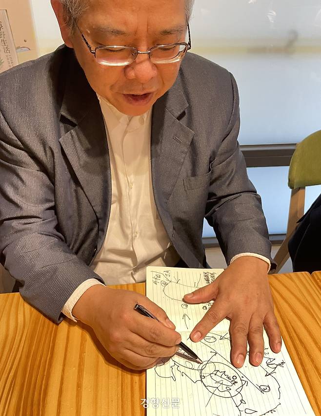 지난달 16일 대만 타이베이에서 만난 션밍스 대만 국방안전연구원 연구원이 기자에게 직접 그린 지도를 보여주며 대만해협 위기가 한국에 미칠 영향에 대해 설명하고 있다. 션 연구원은 “만일 중국이 대만을 점령할 경우에는 동중국해의 방공식별구역과 황해(서해) 관할권(해양경계획정) 관련 논쟁을 빠르게 해결하려 할 것이다. 또한 만약 중국이 오키나와 쪽으로 향해서 일본에 영향력을 미치면 한반도는 중국의 세력권 안에서 고립될 수 있다. 특히 중국이 대만의 반도체 기술을 흡수하면 한국을 추월하게 될 것이다”고 말했다. 타이베이/김유진 기자