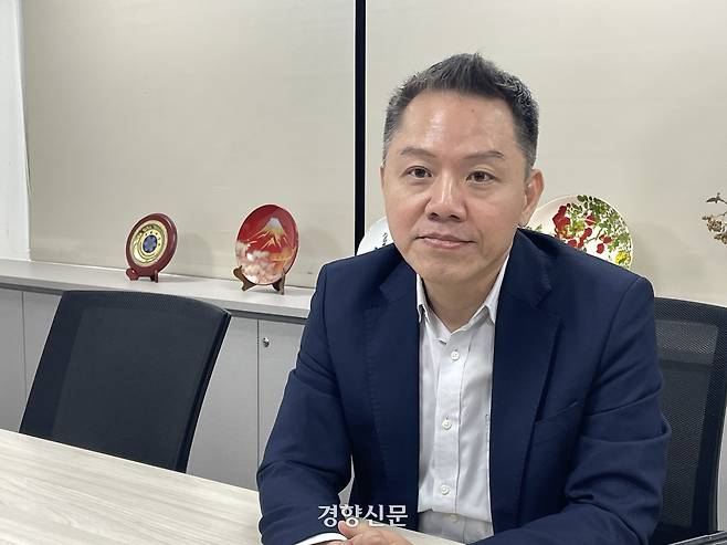 대만 민진당 소속 라이칭더 총통의 외교책사인 궈위렌 중산대 아태연구소장이 지난달 15일 타이베이에서 경향신문과 인터뷰하고 있다. 궈 소장은 “도널드 트럼프 미국 대통령의 대중국 전략은 무역·경제·기술·산업·군사 모든 분야에서 중국의 위협 수준을 낮추려는 것”이라며 “트럼프에 대중국 전략이 없다면 미 국가안보전략(NSS)에서 대만을 그렇게 많이 다루지 않았을 것”이라고 말했다. 타이베이/김유진 기자