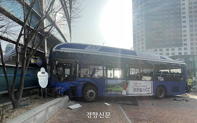16일 서울 서대문역 사거리에서 버스가 인도로 돌진 뒤 건물에 충돌해 있다.   정지윤 선임기자
