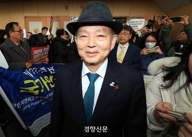 안창호 국가인권위원회 위원장이 지난해 12월10일 오전 서울 중구 안중근의사기념관에서 진행되는 2025 인권의날 기념식에 참석하기 위해 행사장에 도착했으나, 인권위 바로잡기 공동행동(공동행동)등 사퇴를 촉구하는 시민단체에 의해 발길을 돌리고 있다. 이준헌 기자