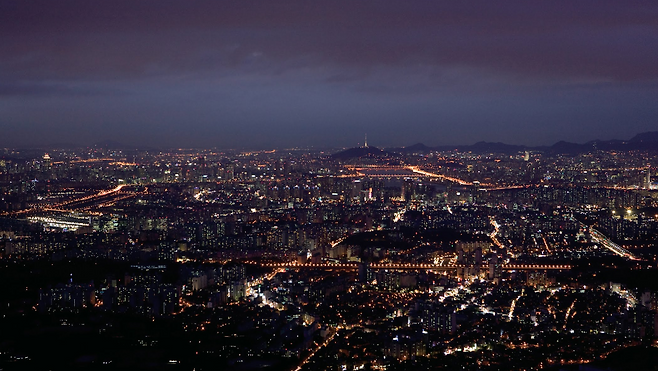 A  night view of Seoul seen from the observatory platform near the west gate of Namhansanseong Fortress (Google Arts & Culture)