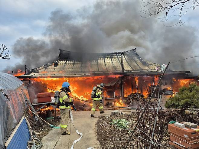 Firefighters extinguish fire at a house in Buan-gun, North Jeolla Province, Monday. (Yonhap)