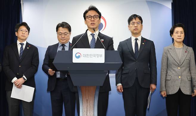 Prime Minister Kim Min-seok (center) speaks during a press briefing held at the Government Complex Seoul on Friday. (Yonhap)