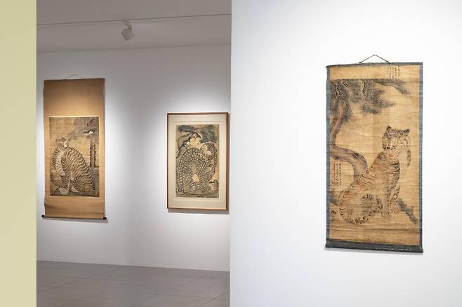 Installation view of "Magnificence and Creativity: Variations in Korean Folk Painting" (Gallery Hyundai)