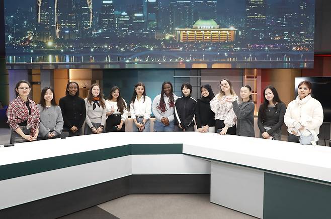 Students who are part of the fourth batch of the Korea JoongAng Daily University Ambassadors Program take a group photo at JTBC's news studio in Mapo District, western Seoul, on Jan. 15. [PARK SANG-MOON]