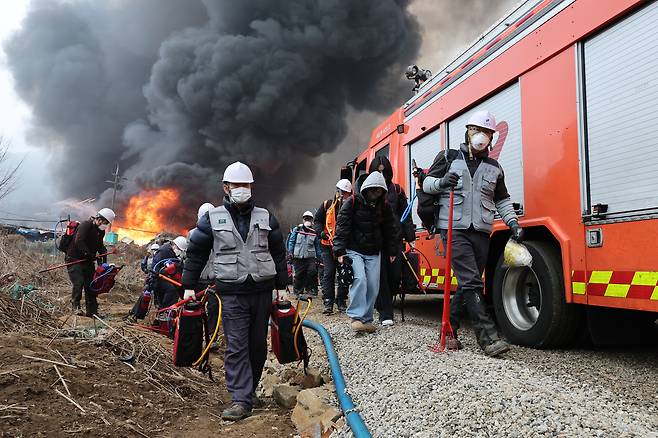 Firefighters work to extinguish a blaze in Guryong Village in Gaepo-dong, Gangnam District, southern Seoul, on Jan. 16. [NEWS1]
