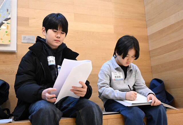 조유현(왼쪽)군이 15일 서울 서초구 사랑의교회에서 전국주일학교연합회 전국성경고사대회 시작 직전 예상문제를 살피고 있다. 신석현 포토그래퍼