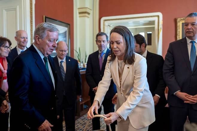 베네수엘라 야권 지도자 마리아 코리나 마차도가 15일(현지시간) 워싱턴DC 연방의회 의사당을 찾아 딕 더빈(왼쪽) 민주당 상원의원을 만나고 있다. AP연합뉴스