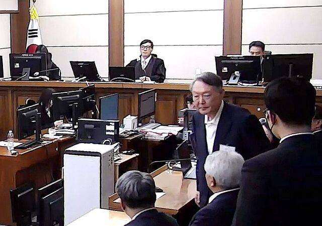 윤석열 전 대통령이 16일 서울중앙지법에서 열린 특수공무집행방해, 범인도피교사, 직권남용 권리행사방해 혐의 등 사건에 대한 1심 선고 공판에서 징역 5년을 선고받은 뒤 굳은 표정으로 법정을 나서고 있다. 서울중앙지법 제공