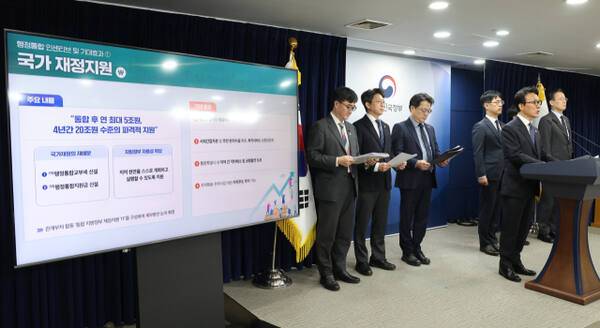 김민석 국무총리가 16일 서울 종로구 정부서울청사에서 행정통합 인센티브와 관련해 브리핑을 하고 있다. 연합뉴스