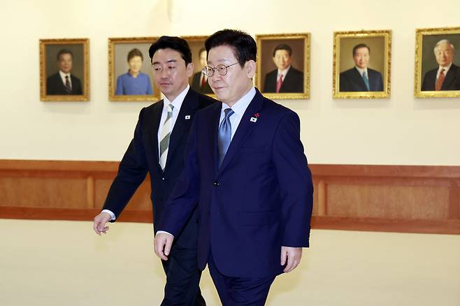 이재명 대통령과 강훈식 비서실장이 지난 15일 청와대에서 열린 수석보좌관회의에 입장하고 있다. [청와대통신사진기자단]