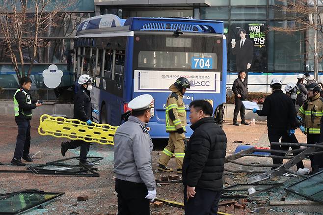 16일 오후 서울 중구 NH농협은행 본점영업부를 시내버스가 들이받는 사고가 발생해 경찰과 소방당국이 이를 수습하고 있다. 뉴스1