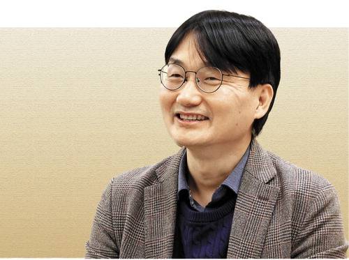 이태우 서울대 재료공학부 교수가 매일경제와 인터뷰하고 있다.   한주형 기자