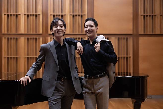 일곱 살 터울의 피아니스트 형제 형 이혁(왼쪽)과 동생 이효.  사진작가 바르테크 바르치크