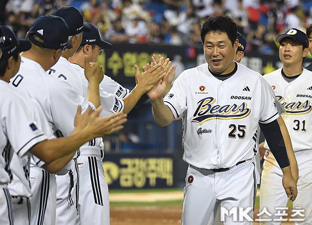 두산 베어스가 KIA 타이거즈에 시리즈 스윕을 달성했다. 2025년 8월 17일 서울 잠실야구장에서 ‘2025 KBO리그’ KIA 타이거즈와 두산 베어스의 경기가 열렸다. 두산은 4-2로 역전승을 거뒀다. 두산 양의지가 경기 승리 후 미소짓고 있다. 사진=천정환 기자