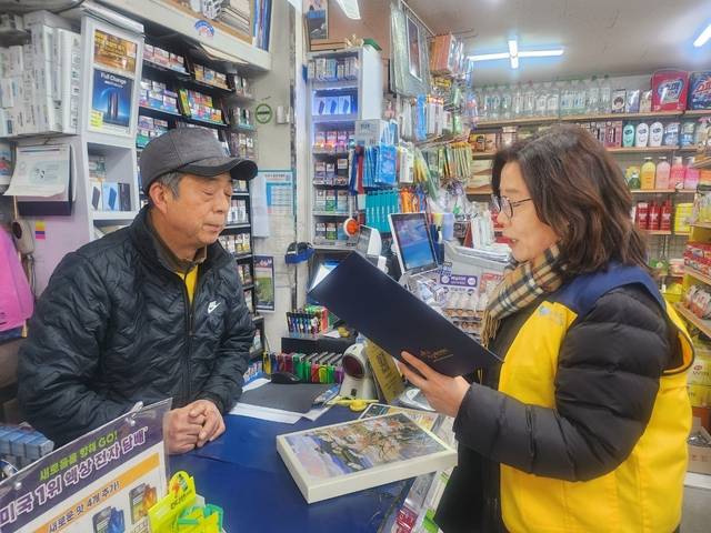 하나더마트 표창 전달 사진. 서울 중구청 제공