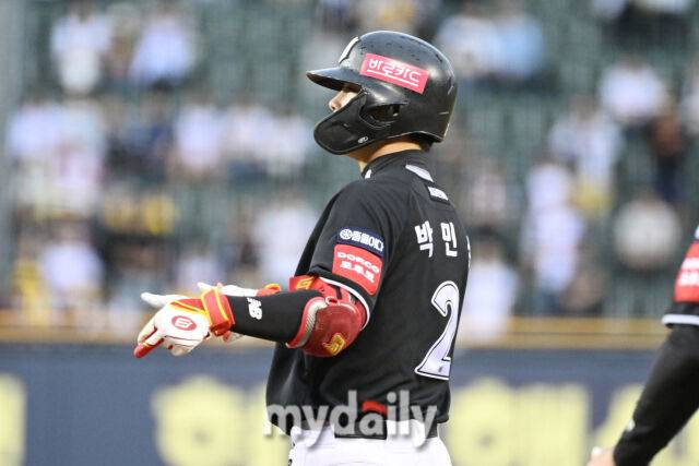 17일 서울 잠실야구장에서 열린 '2025 신한 SOL BANK KBO리그' KT 위즈와 LG 트윈스 더블헤더 1차전 경기. KT 박민석이 9회초 1사 1루에 안타를 친 뒤 더그아웃을 바라보며 기뻐하고 있다./마이데일리