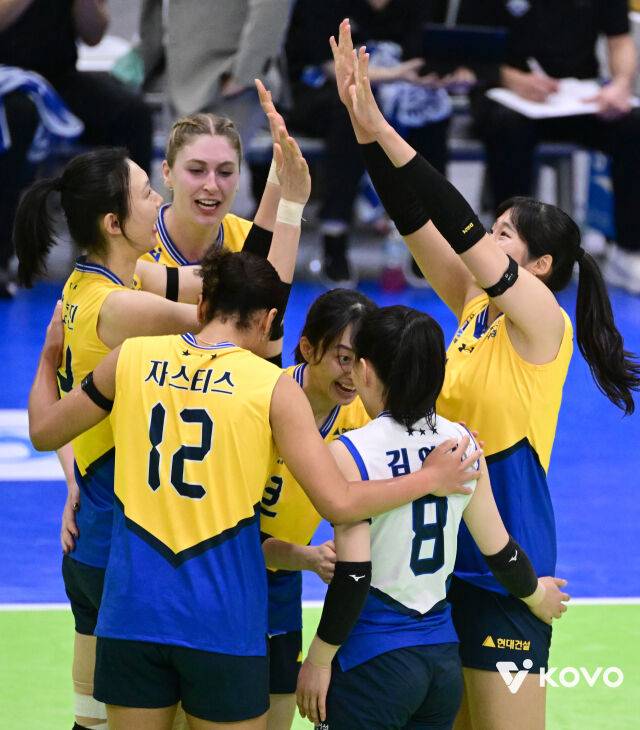 오심 아픔 극복! '카리 29점 폭발+3연패 탈출' 현대건설, 선두 '4점차' 추격 재시동...'범실 21개' 정관장은 '4연패' 늪 [MD수원]