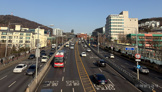 14일 한남초교앞보도육교에서 바라본 한남제1고가차도 방향으로 바라본 한남대로 일대의 모습. 정주원 기자