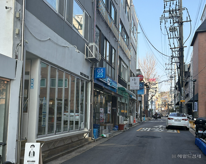 14일 오전 한남초등학교 인근 골목 상권의 모습. 정주원 기자
