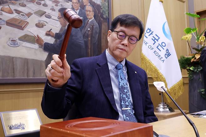 한국 경제의 금리 인하 기조가 1년 6개월여 만에 마무리됐다. 경기 부양보다 금융 안정에 더 초점을 맞춘 통화정책으로 전환된 것이다. 시장에서는 금리 인하 기조 전환 여부에 관심이 쏠리고 있다. 이창용 한국은행 총재가 15일 서울 중구 한국은행에서 열린 금융통화위원회 통화정책방향 회의에서 의사봉을 두드리고 있다. [연합]