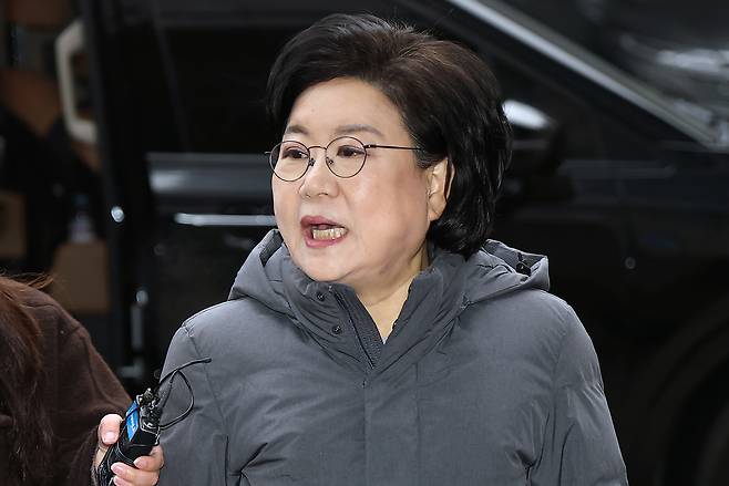 이혜훈 기획예산처 장관 후보자가 16일 서울 중구 예금보험공사에 마련된 인사청문회 준비 사무실로 출근하며 취재진 질문에 답하고 있다. [연합]