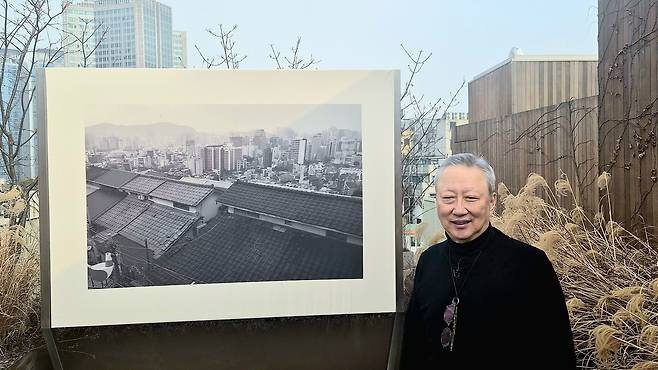박용만 전 두산그룹·대한상공회의소 회장이 15일 서울 중구 피크닉에서 사진전 ‘HUMAN MOMENT’ 기자간담회를 하고 있다.  김현경 기자
