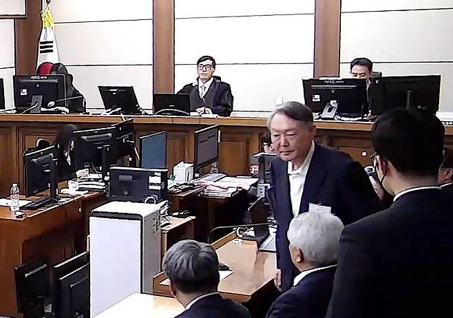 윤석열 전 대통령이 16일 서초구 서울중앙지방법원에서 열린 특수공무집행방해, 범인도피교사, 직권남용 권리행사방해 혐의 등 사건에 대한 1심 선고 공판에서 징역 5년을 선고받은 뒤 법정을 나서고 있다. [연합]