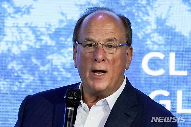 [뉴욕=AP/뉴시스] 세계 최대 자산운용사 블랙록이 분기 기준 사상 최대 자금 유입을 기록하며 운용자산(AUM)을 처음으로 14조 달러(약 2경 574조 4000억 원)를 넘어섰다. 사진은 래리 핑크 블랙록 회장 겸 최고경영자(CEO). 2026.01.16.