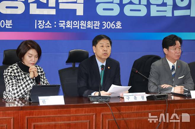 [서울=뉴시스] 고승민 기자 = 사진은 구윤철 경제부총리 겸 재정경제부 장관이 지난 7일 서울 여의도 국회 의원회관에서 열린 2026년 경제성장전략 당정협의에서 인사말을 하고 있는 모습. 2026.01.07. kkssmm99@newsis.com