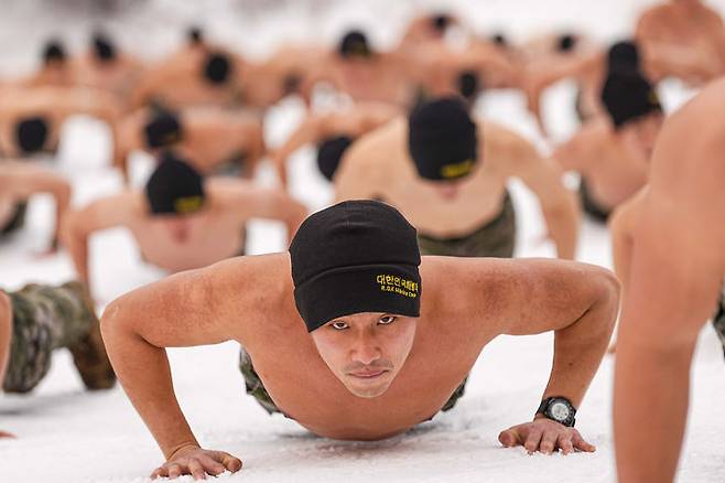 [서울=뉴시스] 해병대 특수수색여단은 지난 2일부터 2월 26일까지 강원 평창군 황병산 일대에서 2026년 동계 설한지 훈련을 한다. 사진은 지난 15일 해병대 특수수색여단 장병들이 내한 극복을 위한 체력 단련을 실시하고 있다. (사진=해병대사령부 제공) 2026.01.16. photo@newsis.com *재판매 및 DB 금지