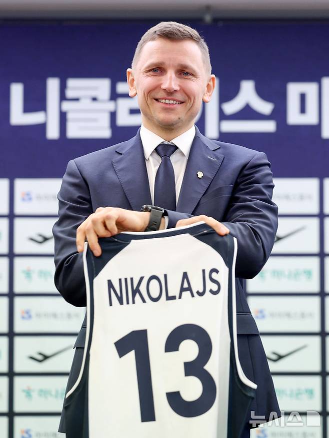 [서울=뉴시스] 김진아 기자 = 남자농구 국가대표팀 니콜라이스 마줄스(Nikolajs Mazurs) 감독이 16일 서울 중구 프레스센터에서 열린 취임 기자회견에서 유니폼을 들고 기념촬영을 하고 있다. 2025.01.16. bluesoda@newsis.com
