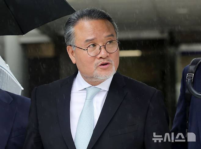[서울=뉴시스] 홍효식 기자 = 이일준 삼부토건 회장이 지난해 7월17일 오후 서울 서초구 서울중앙지방법원에서 열린 구속 전 피의자 심문에 출석한 뒤 법원을 나서고 있다. 2025.07.17. yesphoto@newsis.com