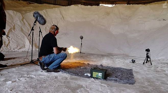 실제 총기로 녹음 중인 '아크 레이더스' 개발진 (사진=넥슨 제공)  *재판매 및 DB 금지