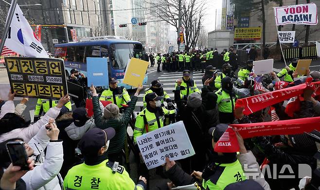 [서울=뉴시스] 홍효식 기자 = 윤석열 전 대통령의 체포영장 집행 방해 혐의 등 1심 선고기일인 16일 오후 서울 서초구 서울중앙지방법원 앞에서 윤석열 전 대통령이 탑승한 호송차량이 법정으로 향하고 있다. 2026.01.16. yesphoto@newsis.com