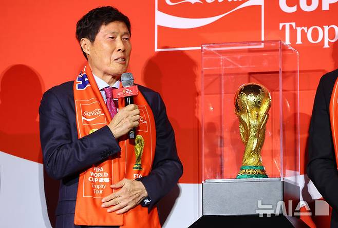 [서울=뉴시스] 황준선 기자 = 차범근 전 축구 국가대표팀 감독이 16일 오후 서울 용산구 CGV용산아이파크몰에서 열린 FIFA 월드컵 트로피 투어 미디어 간담회에서 질문에 답변하고 있다. 2026.01.16. hwang@newsis.com