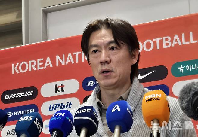 [인천공항=뉴시스] 하근수 기자= 2026 국제축구연맹(FIFA) 북중미 월드컵 조 추첨식과 베이스캠프 후보지 답사를 마친 홍명보 축구 국가대표팀 감독이 12일 오후 인천국제공항 제2여객터미널을 통해 귀국해 취재진 질문에 답변하고 있다. 2025.12.12. hatriker22@newsis.com