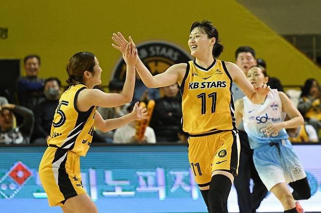 [서울=뉴시스] 여자프로농구 청주 KB국민은행의 강이슬. (사진=WKBL 제공) *재판매 및 DB 금지